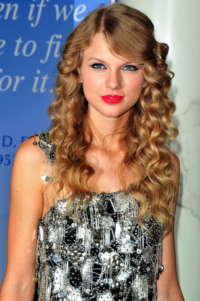 Taylor Swift's full fringe - celebrity hair and hairstyles | Glamour UK