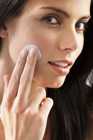 woman_applying_moisturizer (300x450)