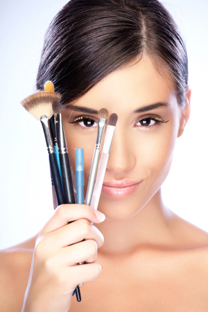 woman_makeupbrushes (300x450)
