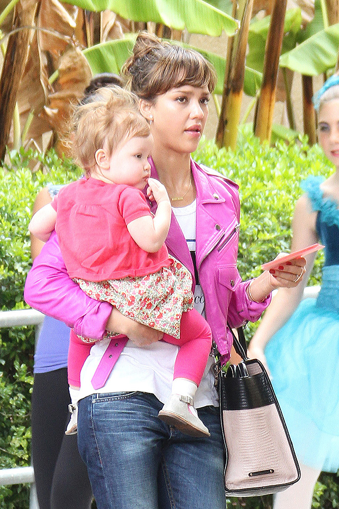 Jessica Alba shows off new bangs Jessica Alba shows off new bangs