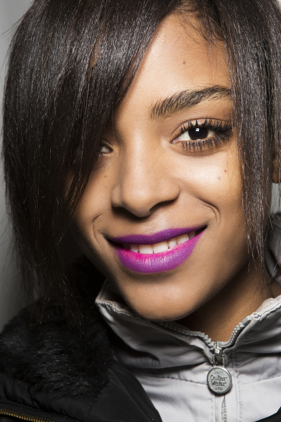 how to wear bright lipstick