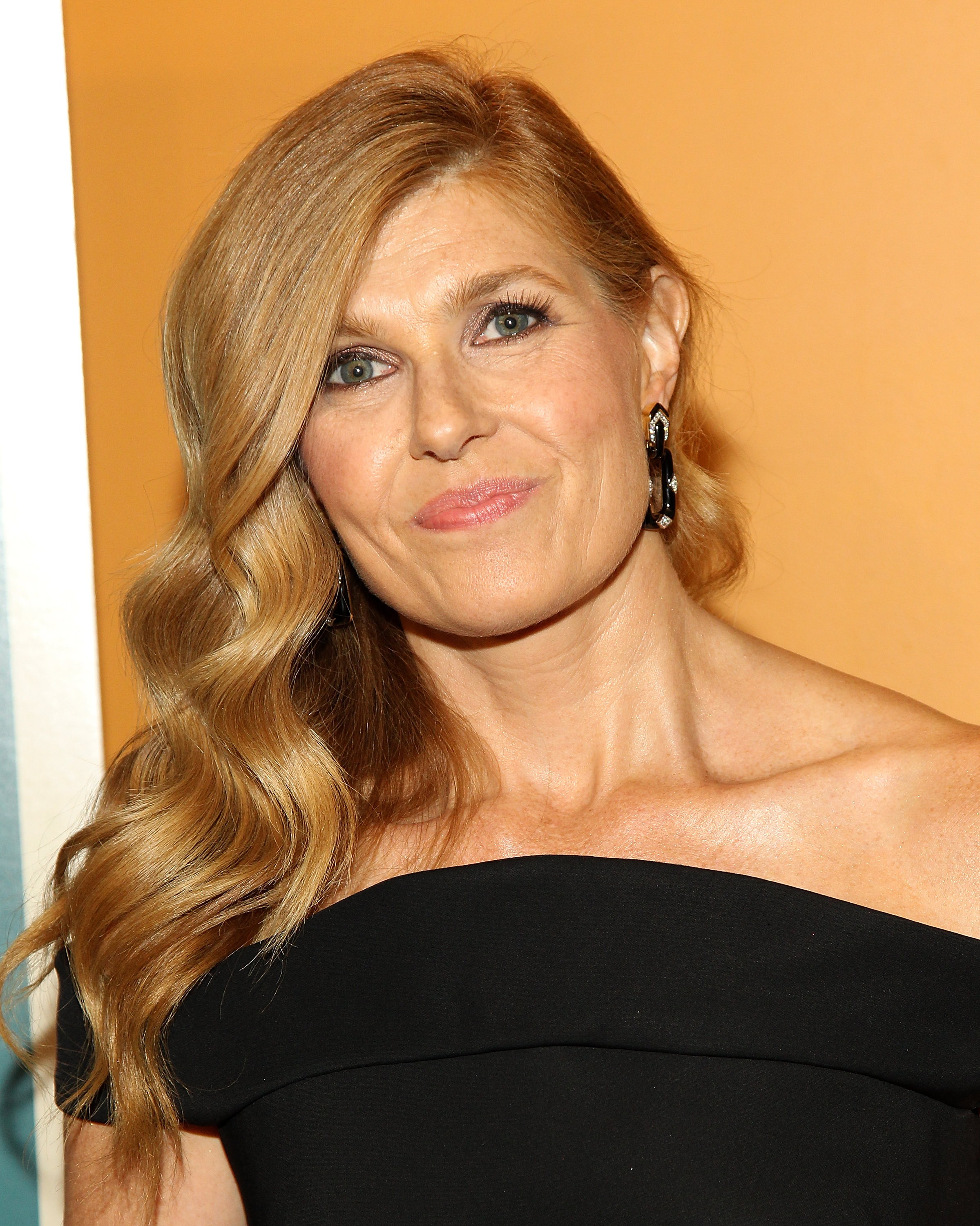 connie britton wavy hair 2015