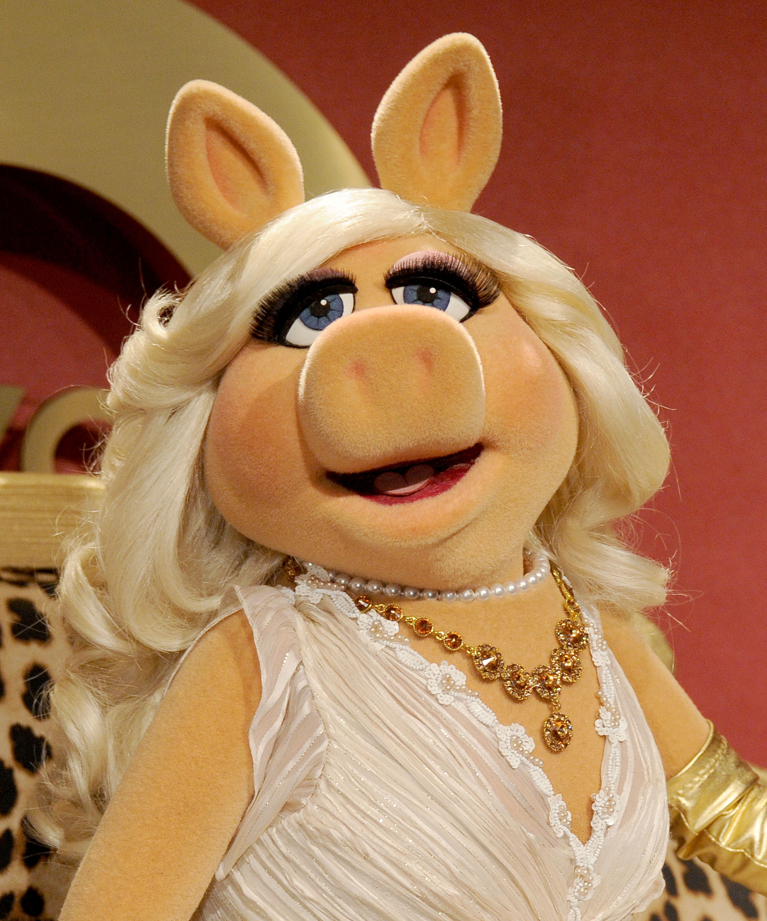 10-unforgettable-beauty-lessons-we-learned-from-miss-piggy-stylecaster