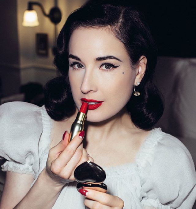 Dita Von Teese, self-made glamour girl